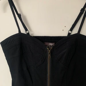 Snygg klänning  - Klänning som knappt är använd 