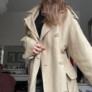 Otherstories trenchcoat i linne  - Säljer denna görsnygga linnetrenchcoaten ifrån otherstories. Man kan knyta den runt midjan men jag har knytet där bak för tycker det blir snyggare. Älskar speciellt fickorna på den. Använder den bara inte mer men den är i jättebra skick! Budgivning om fler är intresserade. Storlek 34❤️