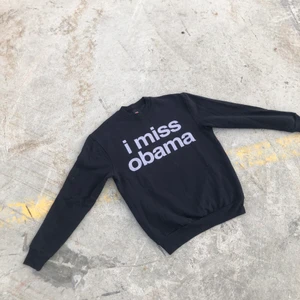 OBAMA SWEATSHIRT!! 🌱🌱 - I miss Obama sweatshirt producerad av Hanes. Tröjan är i bra skick, lite slitet tryck med det gör bara tröjan snyggare enligt mig. Tröjan är S men skulle säga att tröjan snarare är Xs. Skriv om du undrar något! ✌🏻🌱