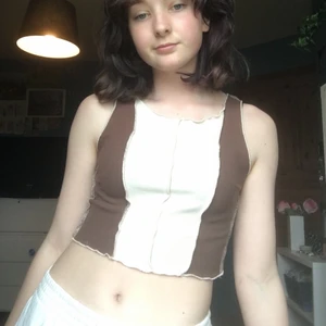 Brunt linne - Brunt/beigt linne från Shein! Säljer detta linnet eftersom det är inte min stil längre! Har använt den några gånger! Man får betala frakten själv<3