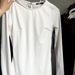 Klänning - Säljer en jättefin klänning i ljusljusrosa. Den här öppen rygg sitter perfekt!! Den är bara använd en gång, på min grundent. Den är i storlek M men jag har S i vanliga fall och den passar bra.💓💓💓