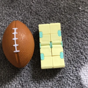 Fidget toy - En infinitycube och en amrekask fotboll stresboll 🏈 