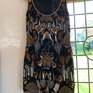 Festklänning  - Festklänning som jag endast haft på en gång till ett bröllop. Klänningen är från Mango.