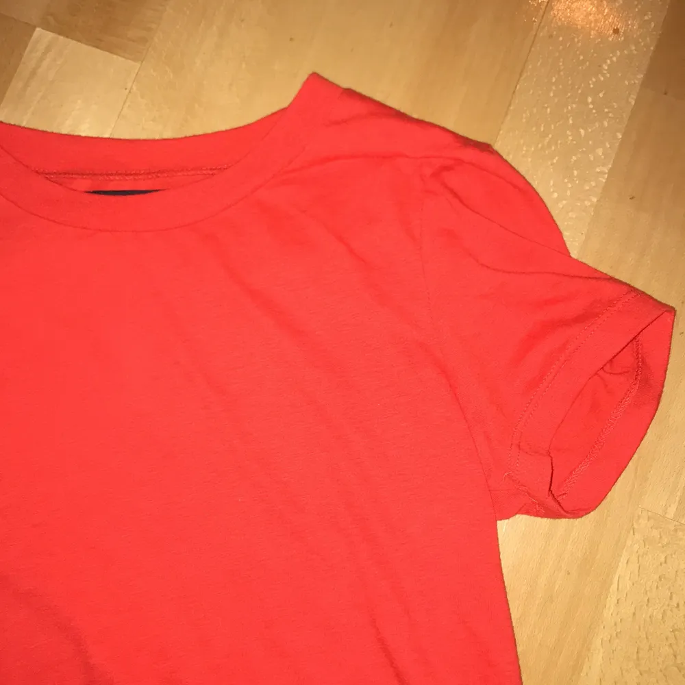 Röd tischa från Bikbok julen förra året, använd ca 2 ggr då en av dem för att fota denna annons. Sjukt röd! asså enormt röd, typ brandbilsröd, passar verkligen inte min stil eller hudton. Väldigt mjuk i alla fall och passar en xs-s. . T-shirts.
