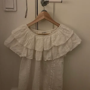 Sommar topp 😍 - säljer denna jätte söta sommar toppen från lindex. Toppen är i storlek 158-164 men passar på mig som har M vanligtvis. Säljer då den aldrig kommer till användning. 💕😍 skriv för bättre bilder! 