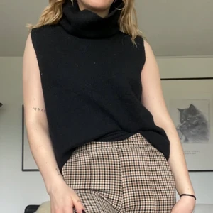 Stickad turtleneck - Svart stickad superskön polotröja. Säljer pga. flytt ☺️ Mina mått hittar ni i min profil om ni är osäkra om plagget kommer att passa er! ❤️