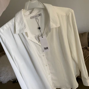 Blus, Helt ny med prislapp  - Aldrig använt, bra material, inte genomskinlig alls 