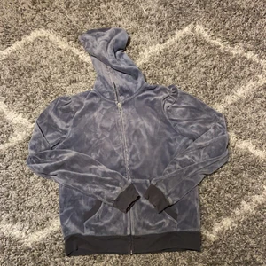 Juicy couture zip-tröja - En juicy couture zip-tröja i använt skick men fortfarande fin