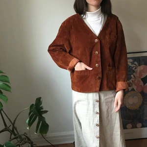 Mockajacka i äkta läder stl 38 - perfekta vår/sommarjackan! ~ mockajacka i äkta läder med vadderade axlar i finfint skick ~   Storlek: 38   Mått:  midja: 51 cm armhåla till armhåla: 54 cm Hellängd: 57 cm  axel till axel: 47,5 armhåla till ärmslut (utan uppvikta ärmar):  44 cm.                                                                          Pris: 140 kr 🌻🌻🌻 frakt 66 kr / kan mötas upp i Malmö :)