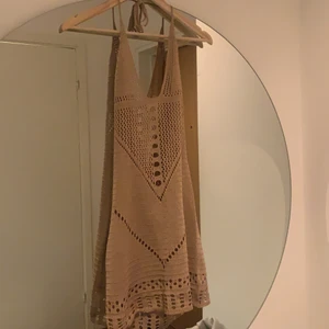 Beach dress att ha med bikini under för en dag på stranden - Beige klänning för stranden, poolen, havet. Sommar klänning perfekt för semester utomlands. Säljer på grund av att köpt fel storlek på klänningen annars sitter den exakt som på bilden. Storleken är M men passar även S 