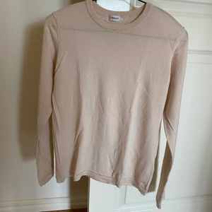 Filippa K tröja  - Säljer en Filippa K tröja i nyskick. Är storlek L men skulle säga att det är mer som en M. Superskön ulltröja som ser ut som ny! Inköpt för ca 1000 kr. Pris kan diskuteras 