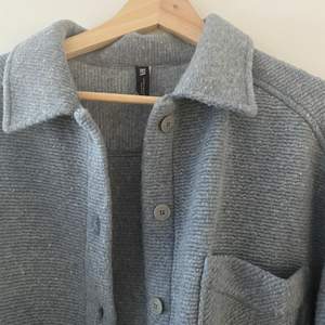 En gråblå skjortjacka från zara i storlek M. Aldrig använd