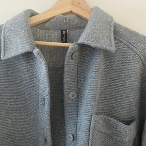 Skjortjacka - En gråblå skjortjacka från zara i storlek M. Aldrig använd