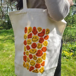 tote bag med egen design 😚 - hej! här är en till design som jag har gjort, vill man ha en liknande så går det att fixa 🥰 eller kanske ett helt annat motiv eller andra färger? PM för mer info 😚✌🏼 BJUDER PÅ FRAKTEN - 150kr per väska 💕