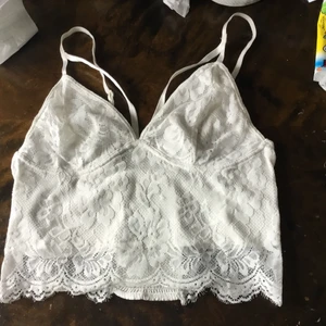 Söt summer vit topp - I mycket bra skick och passar xs- s.bra till summer och matcherar till allt.