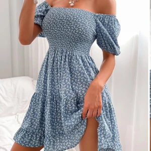 Sommarklänning  - Jätte söt ljus blå sommar klänning, helt oanvänd. Hör av dig vid intresse!!💕