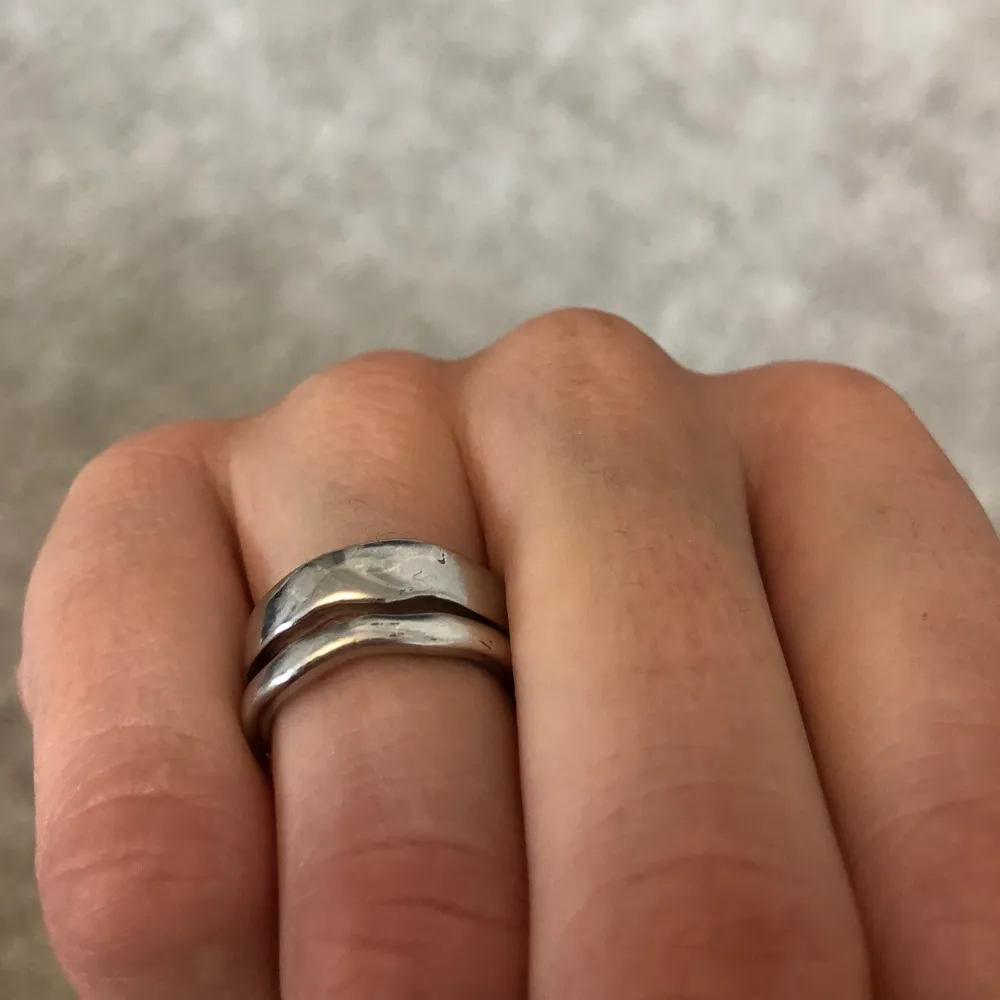 Super söt ring i sterling silver. Ringen är justerbar så perfekt för den som inte riktigt vet sin ringstorlek. . Accessoarer.