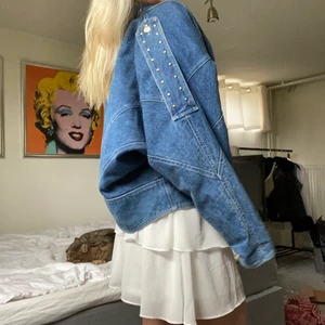 Skitcool jeansjacka - Säljer min asballa jeansjacka som jag köpt secondhand! Väldigt unik och sjukt jävla snygg. Denna jacka har så mycket detaljer som gör den helt egen. Har även axelvaddar i som går att klippa bort om de inte skulle falla en i smaken. Står ingen storlek eller nåt märke i jackan men sitter lite oversized på mig som normalt är en S/M! Säljer ändast vid bra bud! Har nitar i halsen och på ärmarna! Skickar fler bilder vid intresse 🌺💞🧚🏻‍♀️👌🏾 skriv vid frågor eller funderingar! Köp direkt för 600kr 👌🏽 BUDGIVNINGEN AVSLUTAS IDAG