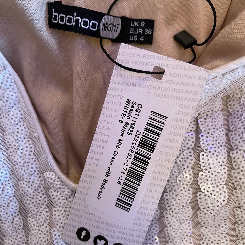 Säljer en helt ny klänning från Boohoo i strl 36. Klänningen har även slits på en sidan. Klänningar.