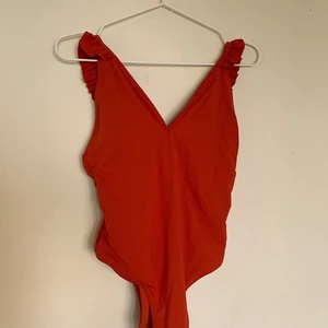 Roströd baddräkt🤍 - Så fin baddräkt köpt i spanien. Otroligt fin rygg. Oanvänd!