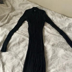 Klänning - En jättefin tajt stretchig klänning som går till vaderna på mig som är 172cm! Endast använt 3ggr! Denna klänningen formar efter hur din kropp ser ut. Så fin verkligen! 