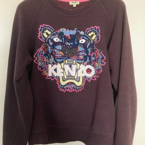 Äkta Kenzo  - I fin skick , storlek är M men den är som S då små i storleken .