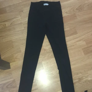 En par jeans från H&M som ull till 10-11 år (146) - En par jeans för sommar och vinter som är från H&M. Den är till 10-11 år (146). 