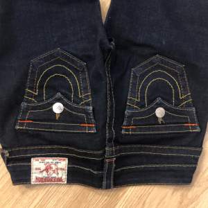 Ett par true religion jeans köpta här på plick men de passade tyvärr inte mig. Midjemått:72 cm. Skulle säga att de passar en xs/s