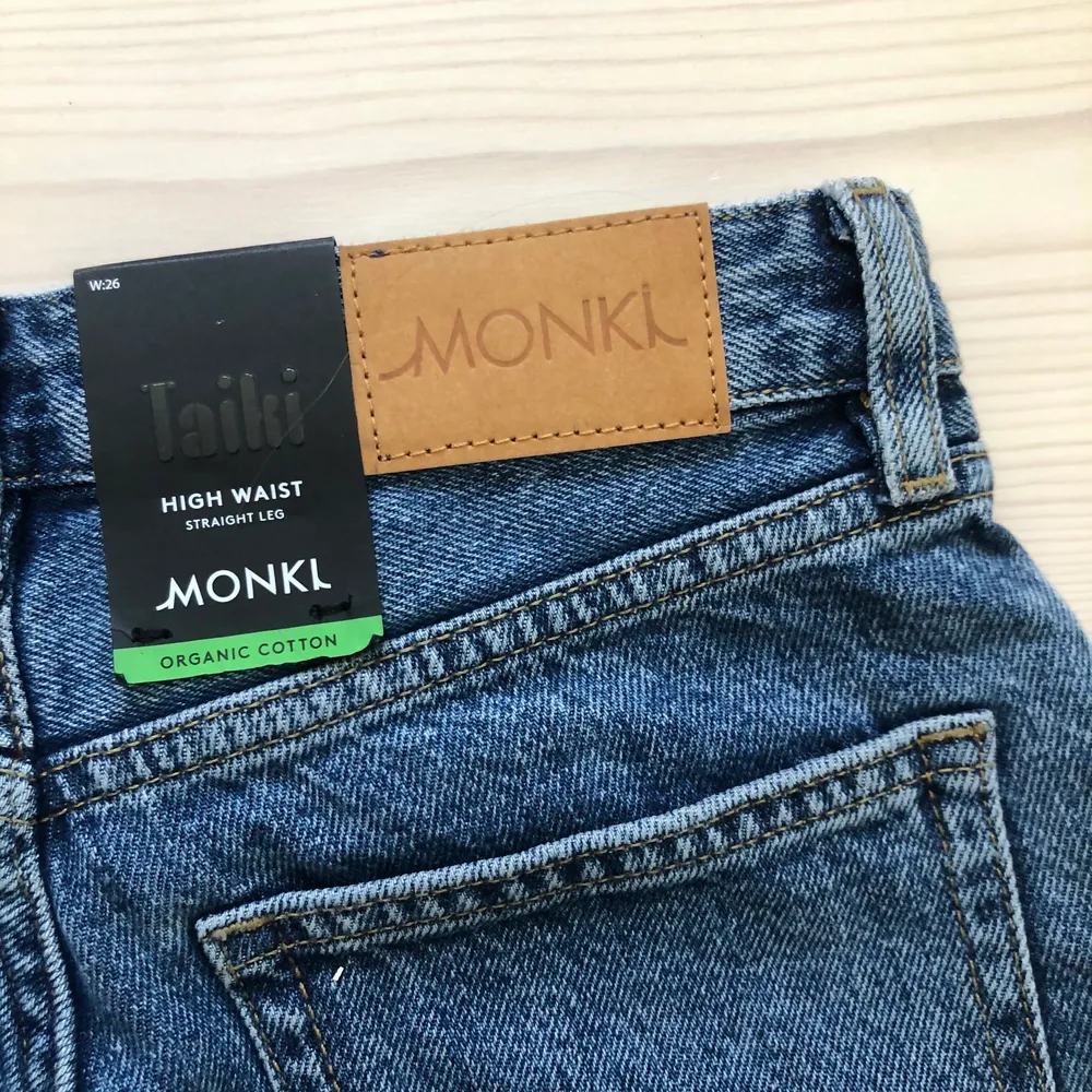 Helt nya jeans från monki (lapp kvar) i modellen ”taiki” storlek 26👖 . Jeans & Byxor.