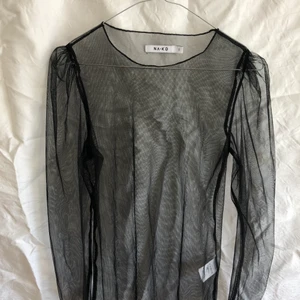 Meshtopp  - Meshtopp med liten puffärm från NA-KD storlek S. 