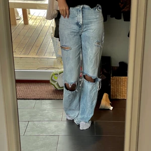 Bershka jeans strl 36 - Superfina bershka byxor med hål. Passar mig i längden som är 170 cm. (Köparen står för frakten)