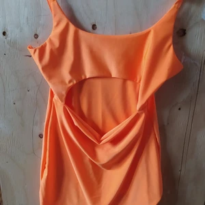 Neon mini cutout dress ca strl S-L - Riktigt neonorange kortkort klänning i nyskick! Så läcker med solbränna i sommar. Storleken är uppskattningsvis. Djur och rökfritt hem, samfraktar gärna så kika in mina övriga annonser 🖤