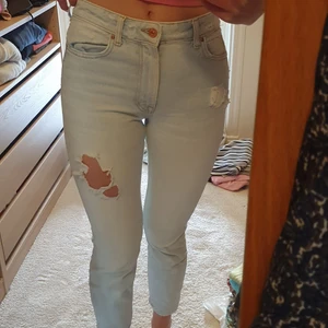 ZARA mom jeans stl 34 - Härliga sommarjeans med lagom hög midja. Använda få gånger och i bra skick💫 De har hål vid vänstra fickan och på högra låret. De är alleldes för korta för mig (är 180) men om du är mellan 165-175 borde de passa dig ☀️