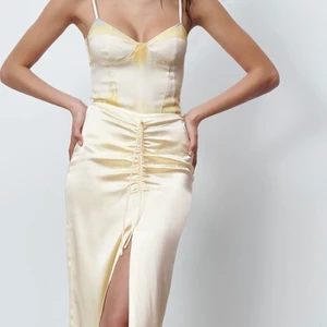 Zara tie dye body storlek M - Superfin oanvänd body från Zara, endast provad 💕 prislappen sitter fortfarande på! Skriv för fler bilder eller om du har några frågor💘 Köparen står för frakten!