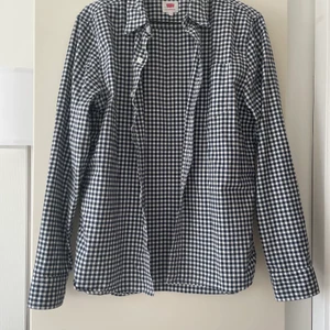 Rutig skjorta Levi’s - Blå o vit rutig skjorta från Levi’s. Köparen står för frakt