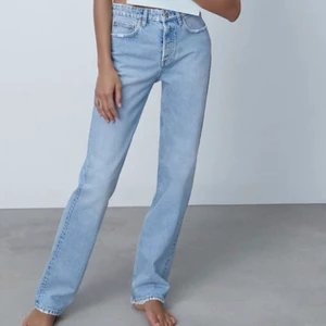 Zara jeans  - Säljer dessa supersnygga jeans från zara som är slutsålda i de flesta storlekarna. Aldrig använda, med lapp kvar. Medelhög midja och perfekt längd i benen för mig som är 168. Jag har i både storlek 36 och 38. DM vid intresse!💕💕
