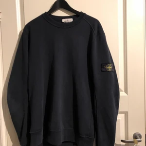 Stone island crew neck  - Tjena tänkte se om det är någon som är sugen på denna stone island tröjan, den är lite stor för mig som är 1,84 men ganska bra skick förutom ett pyttelitet hål bak längst ner vig ryggen men syns knappt. Har tyvär inget kvitto då jag köpte den av en kompis men går att skanna! 
