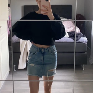 Jeanskjol - Supersnygg jeanskjol med slitningar. Den köptes på Gina Tricot och är i storlek 34💗