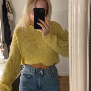 Gul stickad tröja - En gul stickad tröja som är så fin att ha på sommaren, har liknande tröjor och därför säljer jag denna, storlek XS men passar även S