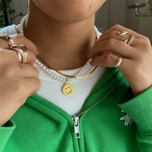 Smileyhalsband - Skitballt smiley halsband med pärlor🌟 Kan göra det i önskad längd💓 