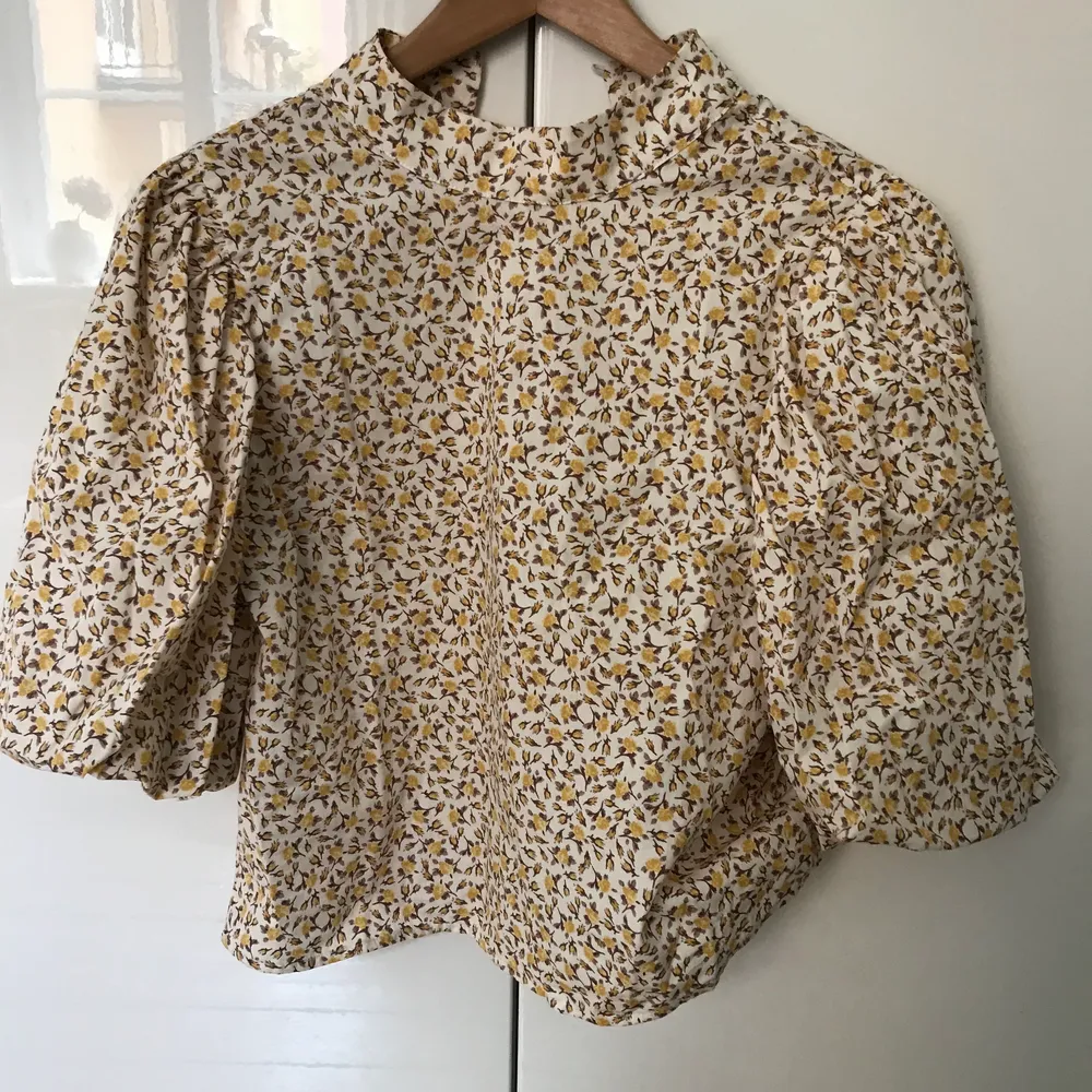 Blommig blus med puffärm från Gina Tricot. Använd 1 gång. Stl 34.  Kan mötas upp, om leverans står köparen för frakt.. Blusar.