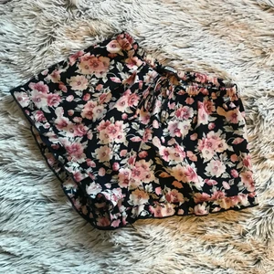 Shorts - Blommiga somriga shorts från BikBok. Resår midja med knytning.