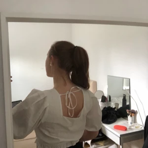 Vit blus - Vit supersöt blus från Nakd som endast är använd 1 gång därav super skick💖 knytning där bak