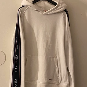 Hoodie  - Säljer min Gant tröja som jag köpte förra året. Har använt den fåtal gånger.  (pris kan diskuteras)