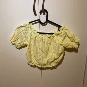 Croptop från bikbok - Croptop från Bikbok i strl S och i bra skick.