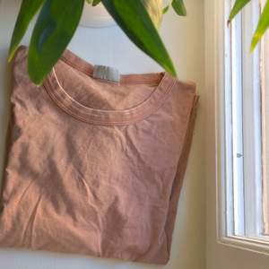 Skön t-shirt från weekday i en snygg ”smuts-peachy” färg🍑 