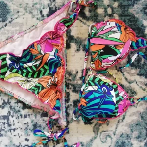 Bikini från RipCurl strl. 36 - Oanvänd mönstrad bikini från märket RipCurl med knytning. 