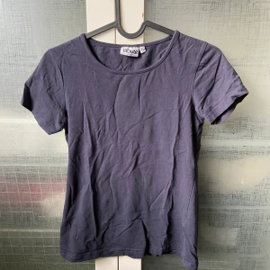  t-shirts marinblå/ mörkblå  - En basic t-shirts som fungerar som basplagg, att klippa till croptops eller att träna i. Materialet är tunt men inte see-through, därför väldigt bekväma. 😇 finns i DM för frågor/ bilder, Köpare står för frakt 📦 