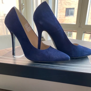 Klassiska pumps - Made in Italy 🇮🇹 🇮🇹🇮🇹 klassiska pumps …..blå färg 🔵 , som nya…..använda 2 gånger 💙💙💙💙💙