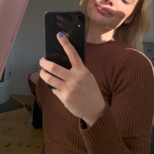 Brun långklänning  - Brun ribbad, figursydd långklänning i stretchigt material.         Går till under knäna på mig som är ca 170 